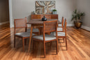 Cadeira Gal Caramelo e Tecido Bege e mesa 6 lugares lotus ambientadas na sala de jantar