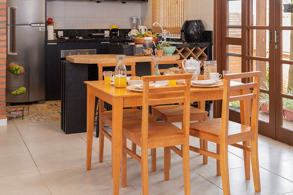 cadeiras para cozinha ape nozes com mesa de jantar e quatro cadeira ape em uma cozinha